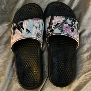 Nike floral slides size 7. Lightly used.